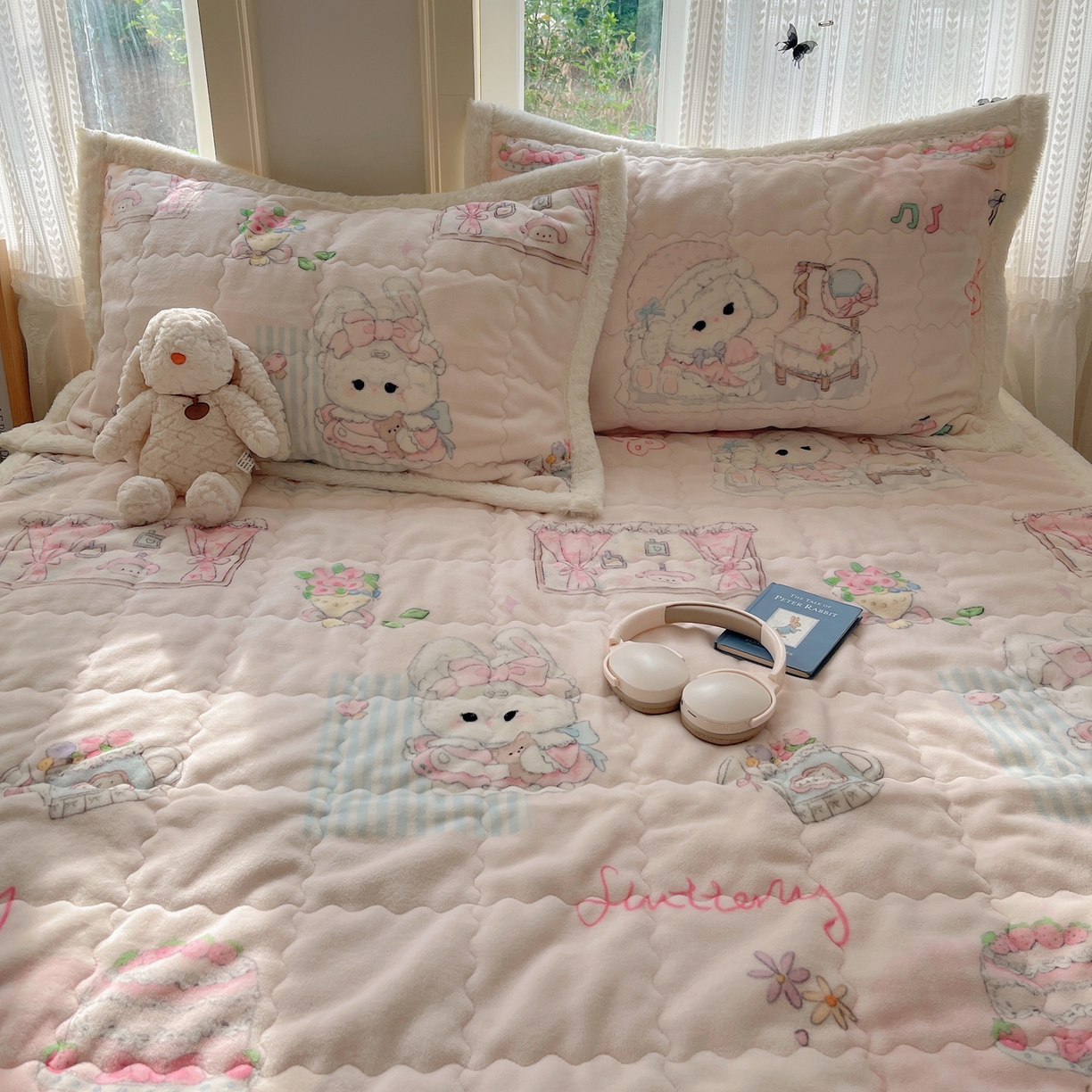 91家纺网 家纺一手货源 找家纺 红嘴企鹅 2025新款高克重牛奶绒印花床护垫床褥 生日Party