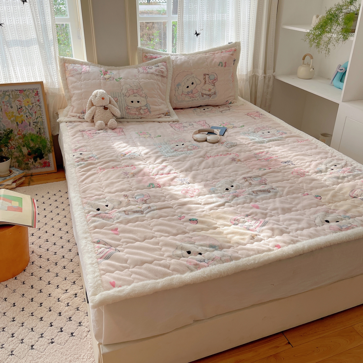 91家纺网 家纺一手货源 找家纺 红嘴企鹅 2025新款高克重牛奶绒印花床护垫床褥 生日Party