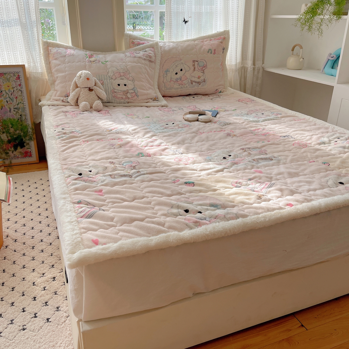 91家纺网 家纺一手货源 找家纺 红嘴企鹅 2025新款高克重牛奶绒印花床护垫床褥 生日Party