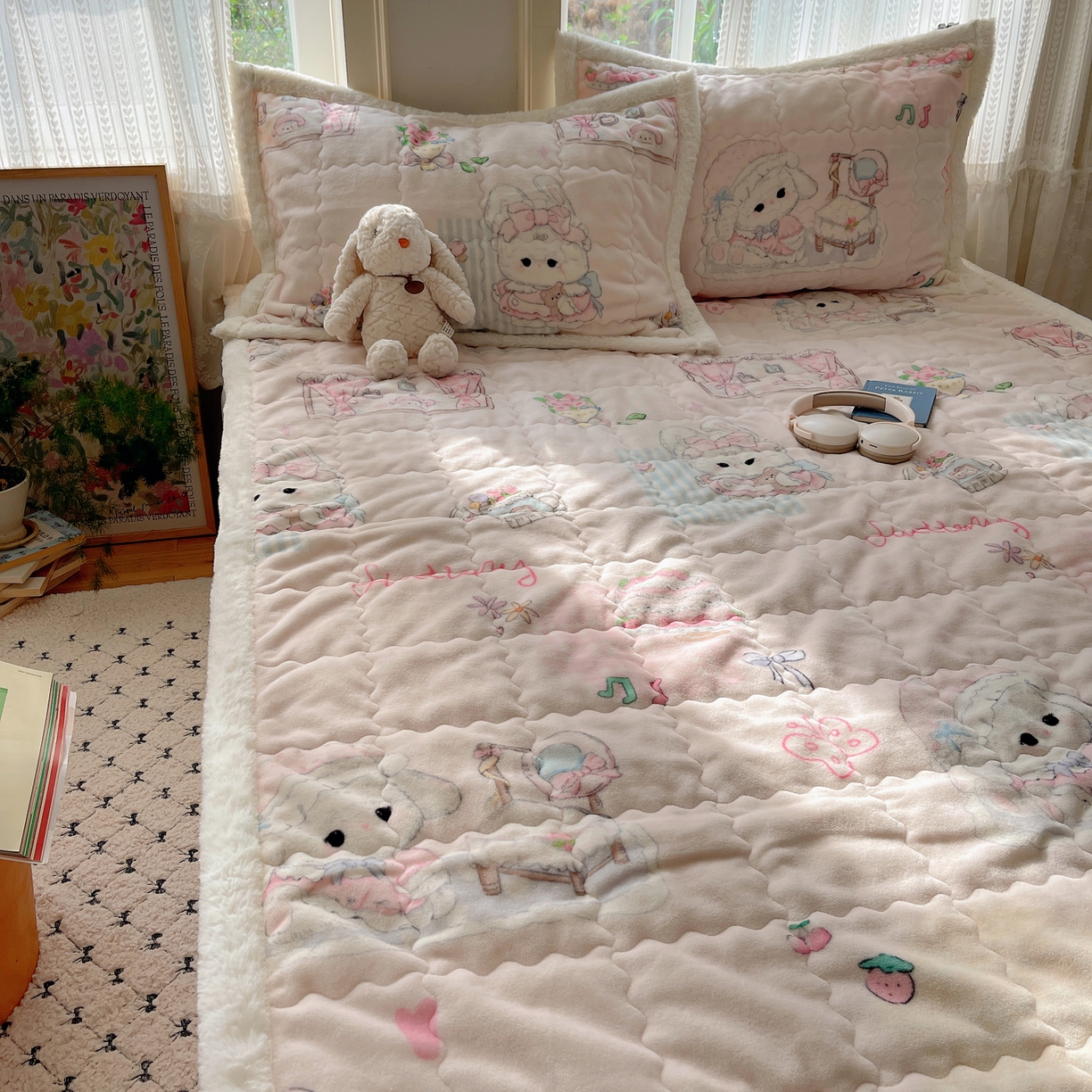 91家纺网 家纺一手货源 找家纺 红嘴企鹅 2025新款高克重牛奶绒印花床护垫床褥 生日Party