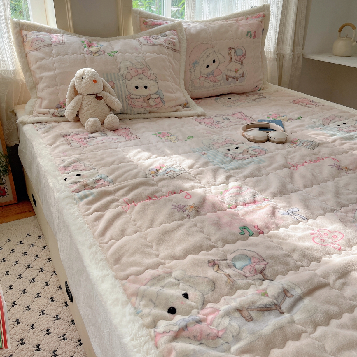 91家纺网 家纺一手货源 找家纺 红嘴企鹅 2025新款高克重牛奶绒印花床护垫床褥 生日Party