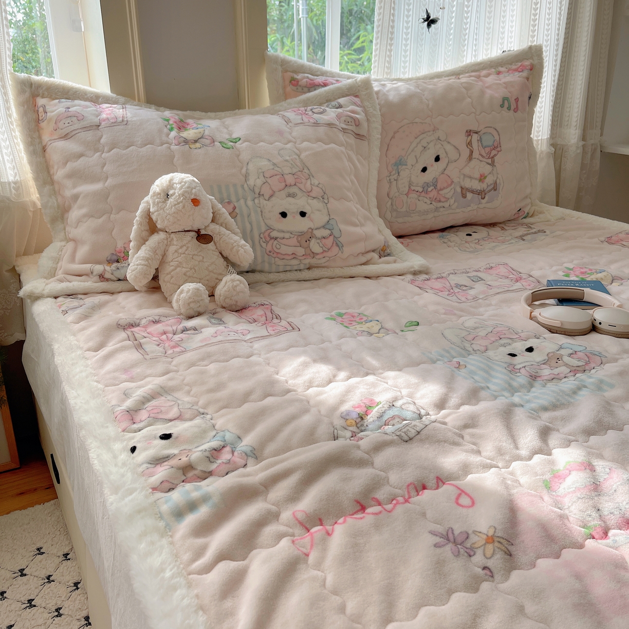 91家纺网 家纺一手货源 找家纺 红嘴企鹅 2025新款高克重牛奶绒印花床护垫床褥 生日Party