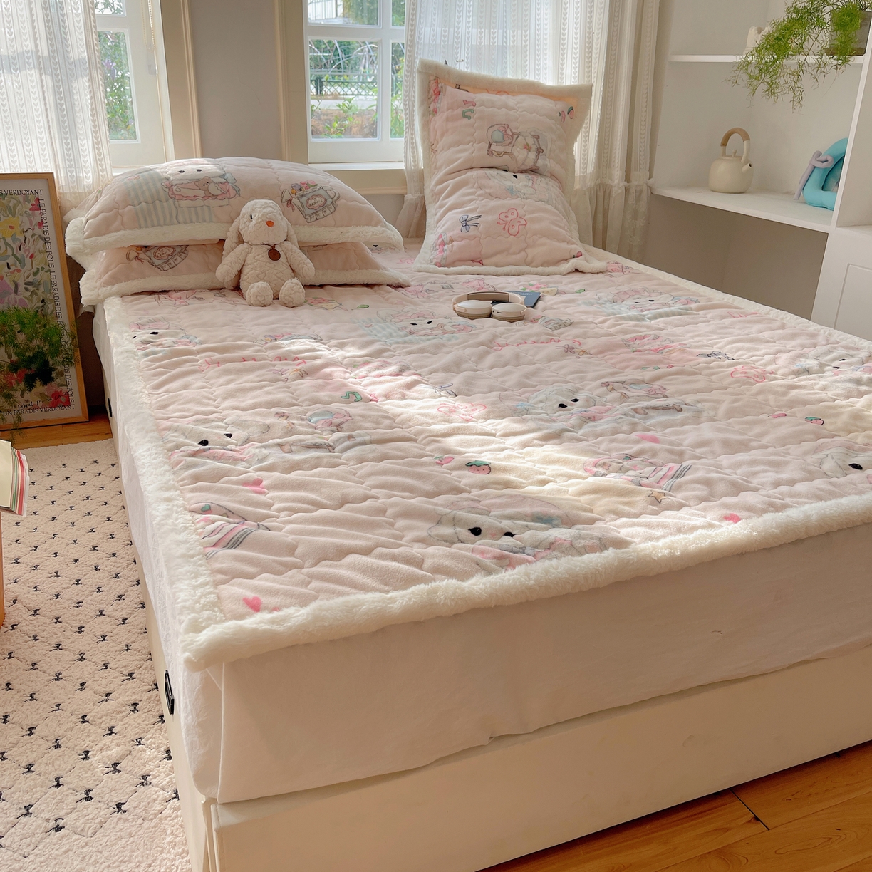 91家纺网 家纺一手货源 找家纺 红嘴企鹅 2025新款高克重牛奶绒印花床护垫床褥 生日Party