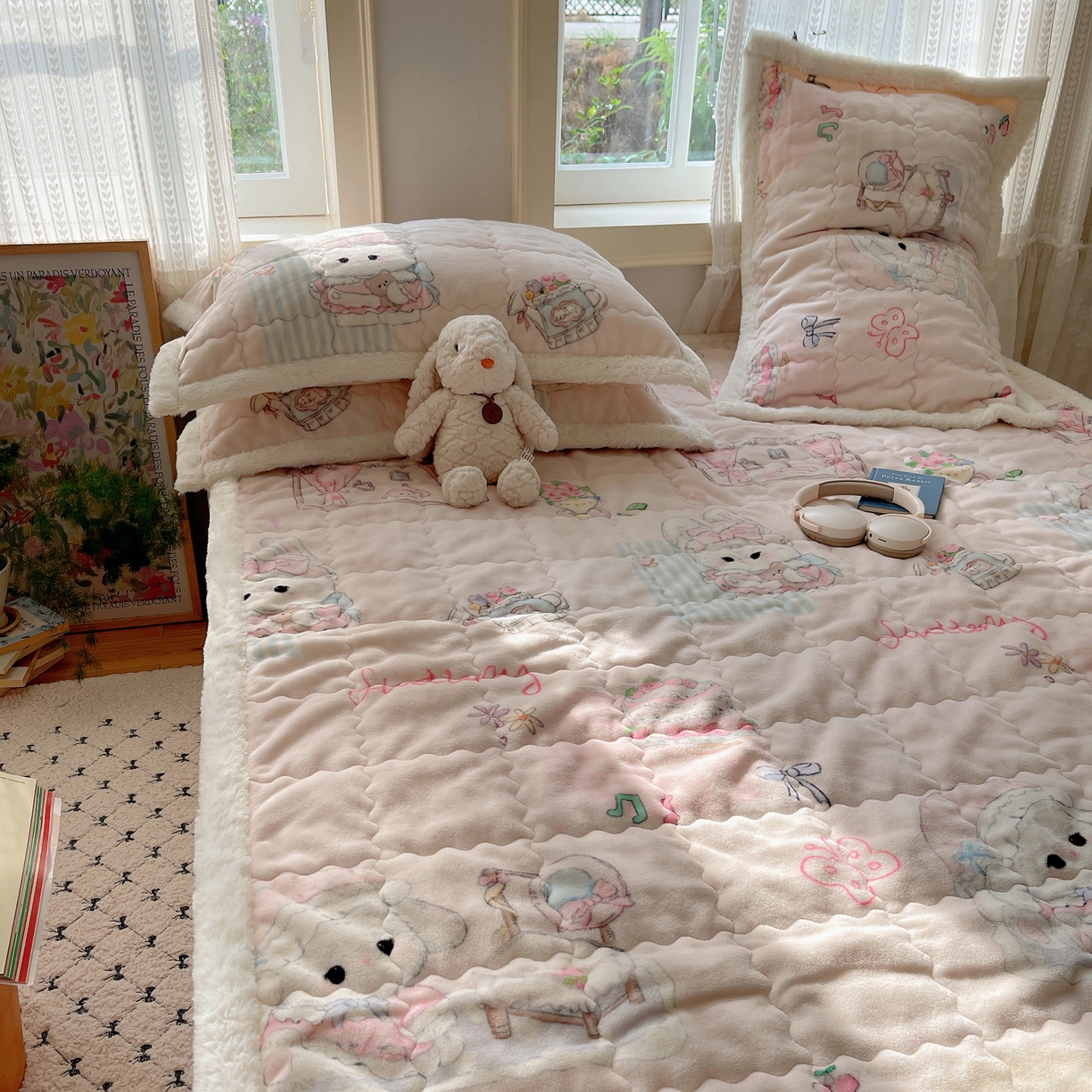 91家纺网 家纺一手货源 找家纺 红嘴企鹅 2025新款高克重牛奶绒印花床护垫床褥 生日Party