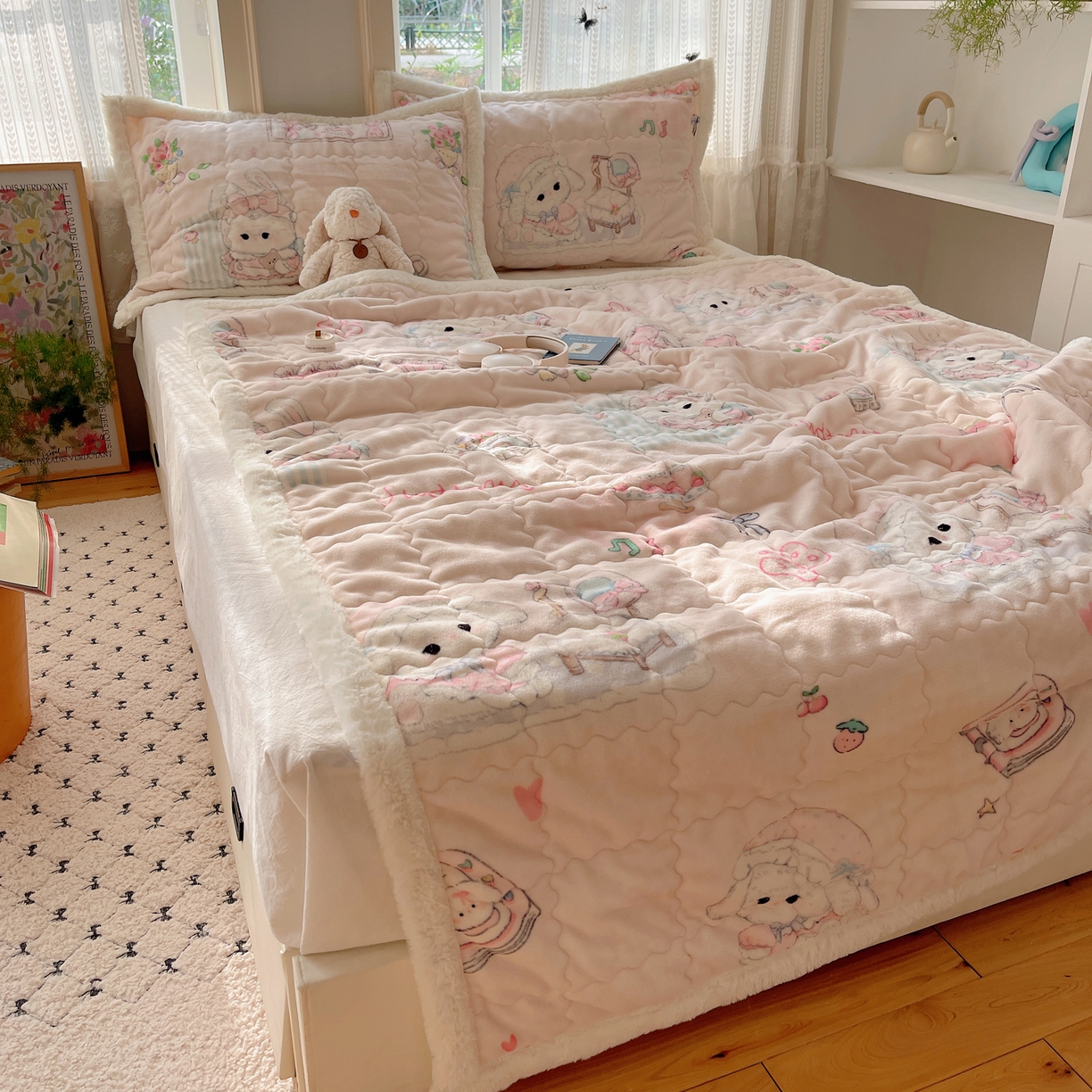 91家纺网 家纺一手货源 找家纺 红嘴企鹅 2025新款高克重牛奶绒印花床护垫床褥 生日Party