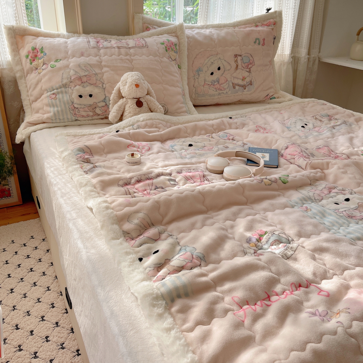 91家纺网 家纺一手货源 找家纺 红嘴企鹅 2025新款高克重牛奶绒印花床护垫床褥 生日Party