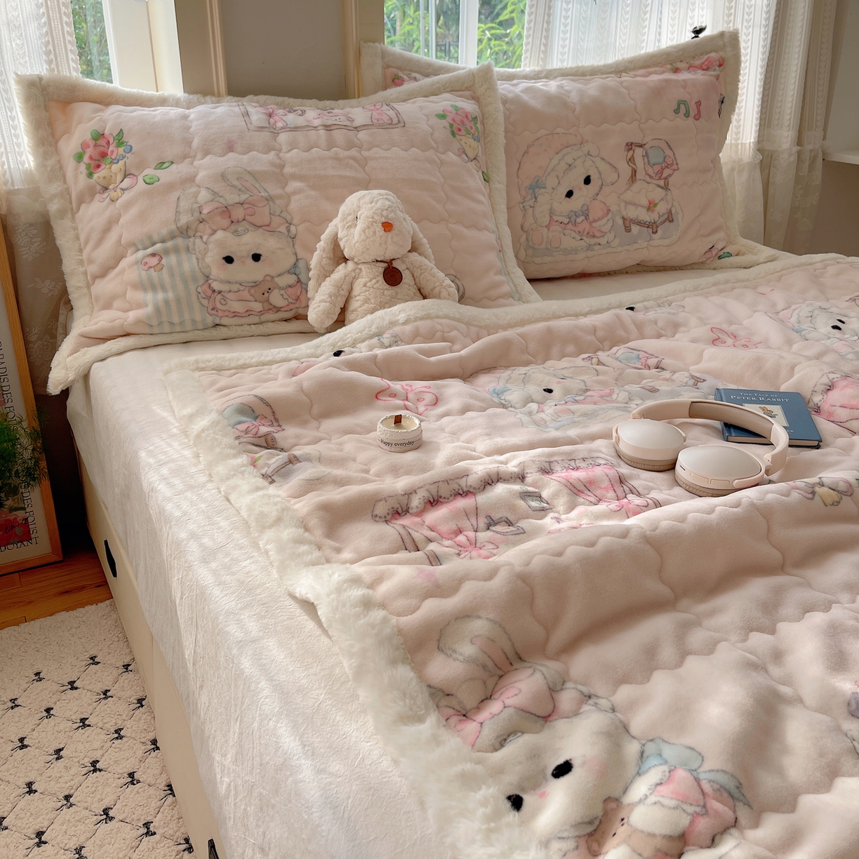 91家纺网 家纺一手货源 找家纺 红嘴企鹅 2025新款高克重牛奶绒印花床护垫床褥 生日Party