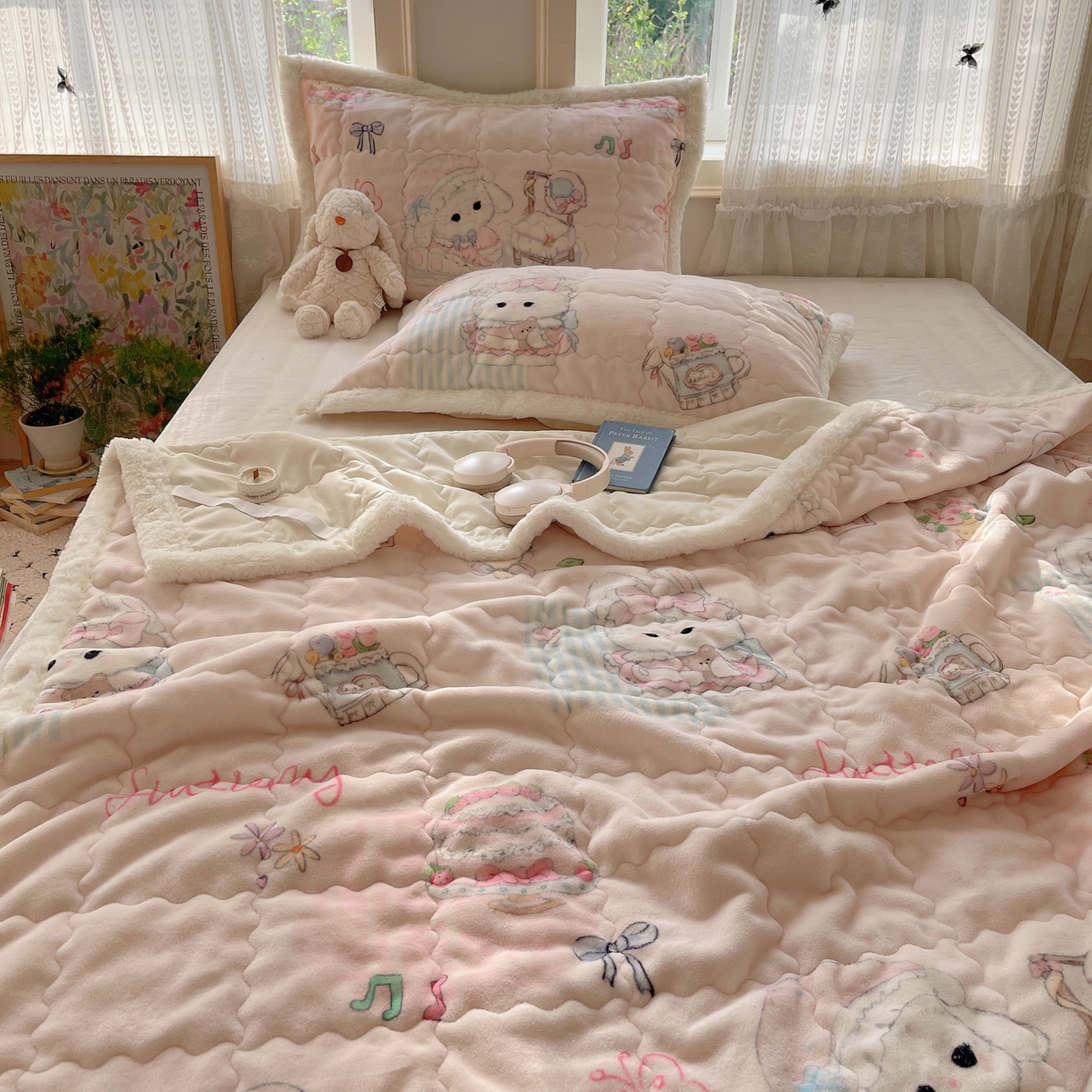 91家纺网 家纺一手货源 找家纺 红嘴企鹅 2025新款高克重牛奶绒印花床护垫床褥 生日Party