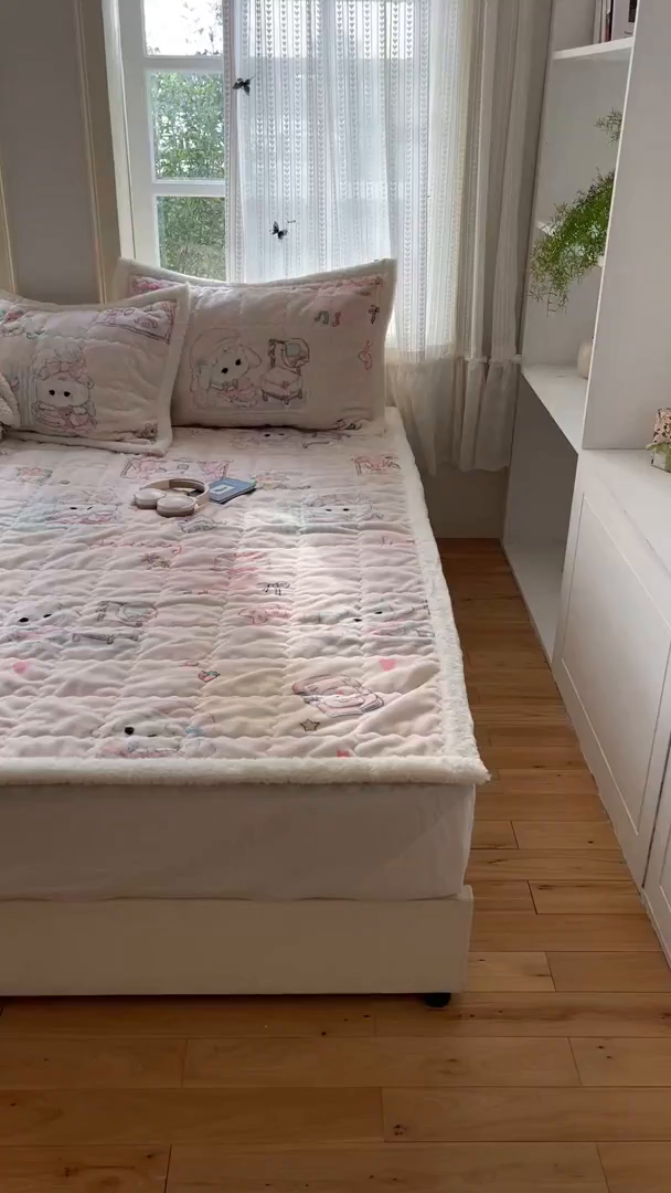 91家纺网 家纺一手货源 找家纺 红嘴企鹅 2025新款高克重牛奶绒印花床护垫床褥 生日Party