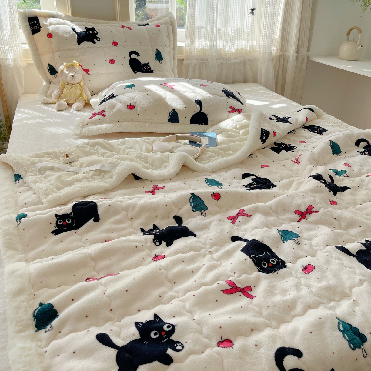 91家纺网 家纺一手货源 找家纺 红嘴企鹅 2025新款高克重牛奶绒印花床护垫床褥 圣诞猫