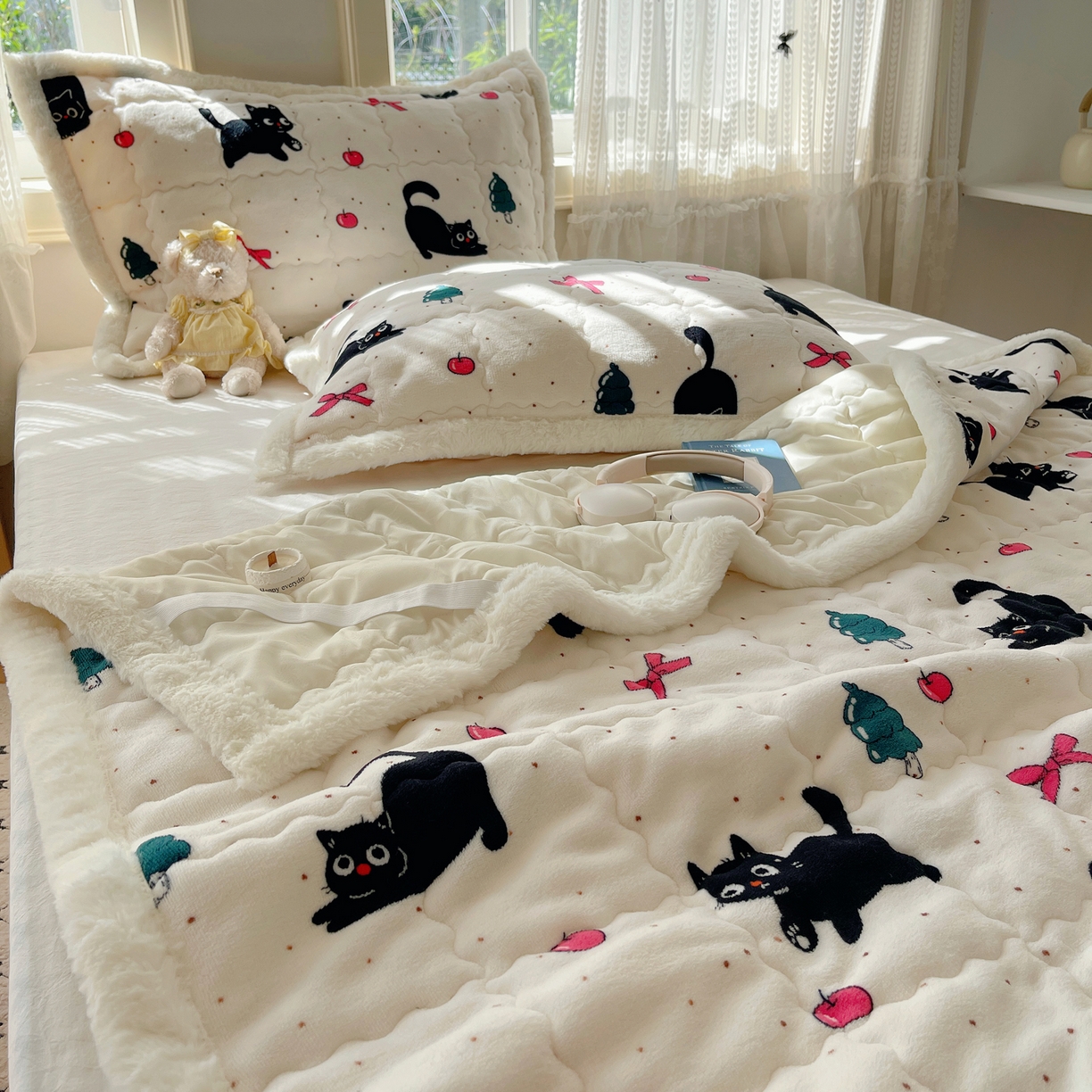 91家纺网 家纺一手货源 找家纺 红嘴企鹅 2025新款高克重牛奶绒印花床护垫床褥 圣诞猫
