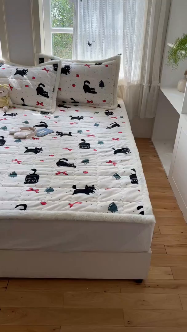 91家纺网 家纺一手货源 找家纺 红嘴企鹅 2025新款高克重牛奶绒印花床护垫床褥 圣诞猫