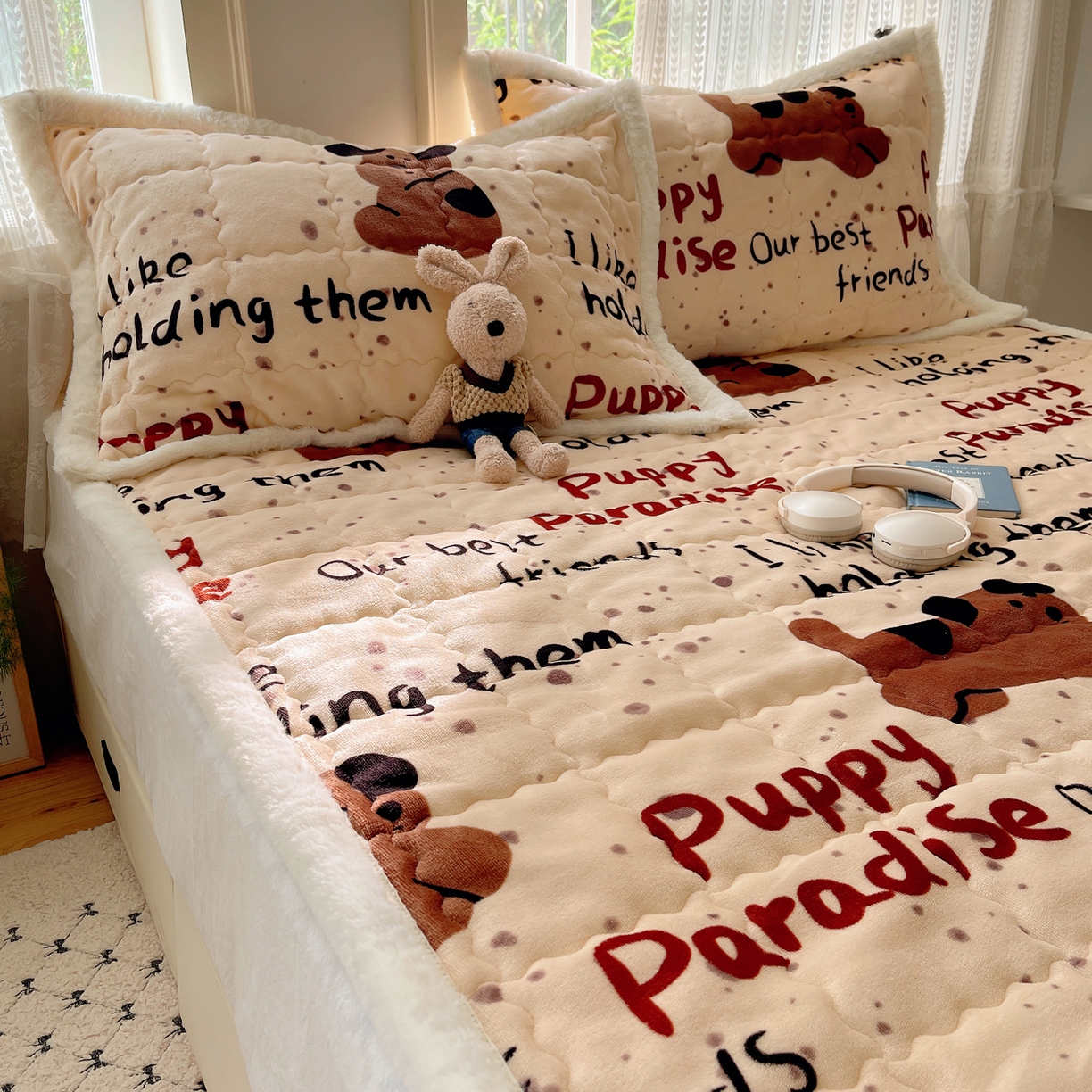 91家纺网 家纺一手货源 找家纺 红嘴企鹅 2025新款高克重牛奶绒印花床护垫床褥 淘气狗