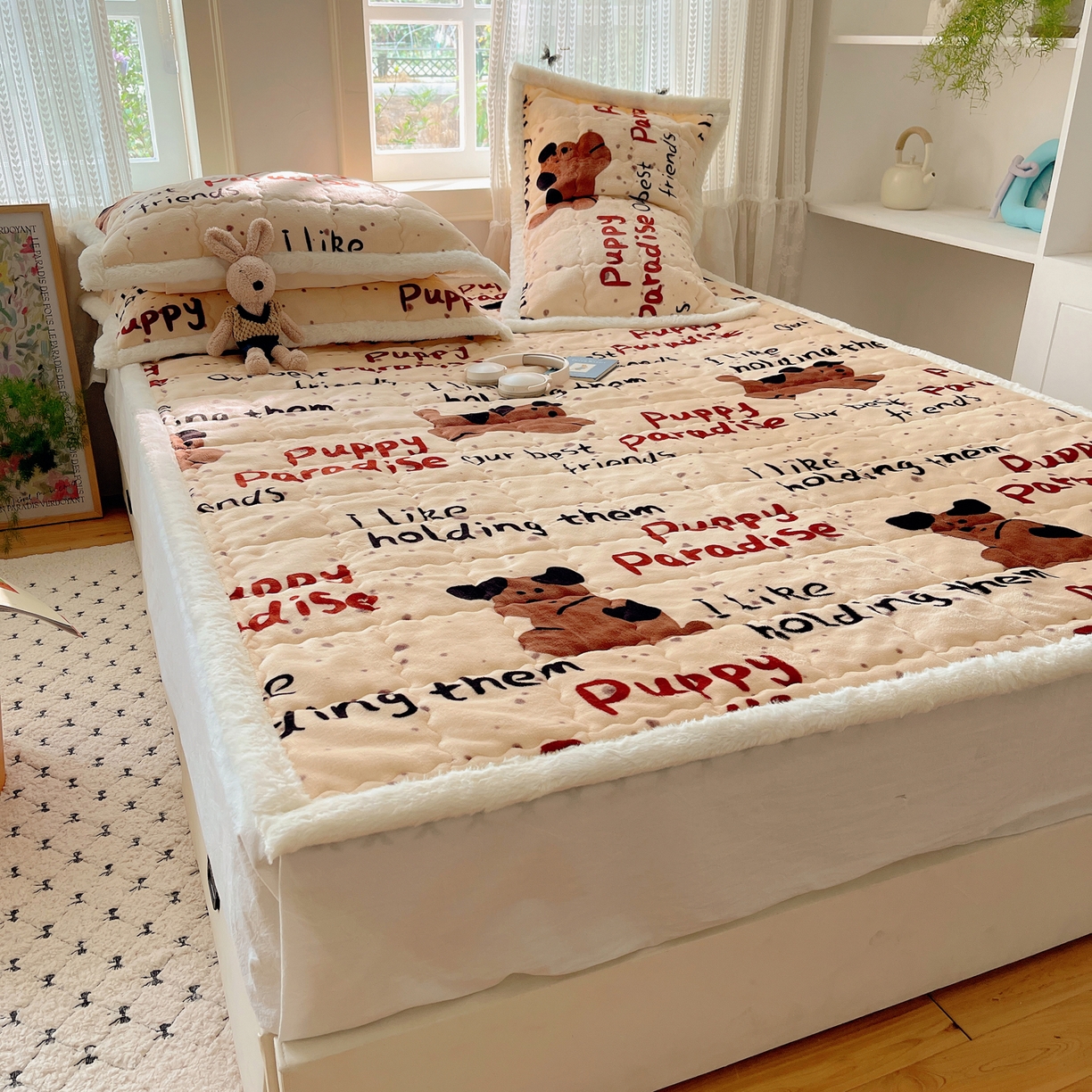 91家纺网 家纺一手货源 找家纺 红嘴企鹅 2025新款高克重牛奶绒印花床护垫床褥 淘气狗