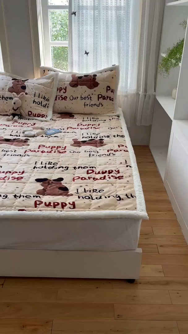 91家纺网 家纺一手货源 找家纺 红嘴企鹅 2025新款高克重牛奶绒印花床护垫床褥 淘气狗