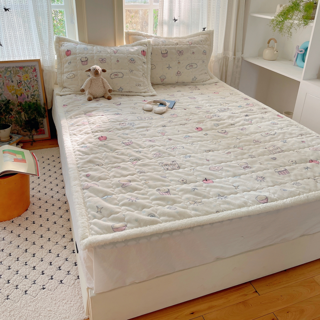 91家纺网 家纺一手货源 找家纺 红嘴企鹅 2025新款高克重牛奶绒印花床护垫床褥 小星甜心