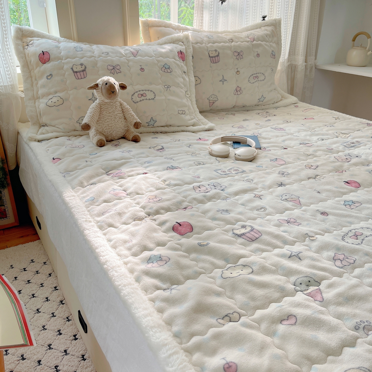 91家纺网 家纺一手货源 找家纺 红嘴企鹅 2025新款高克重牛奶绒印花床护垫床褥 小星甜心