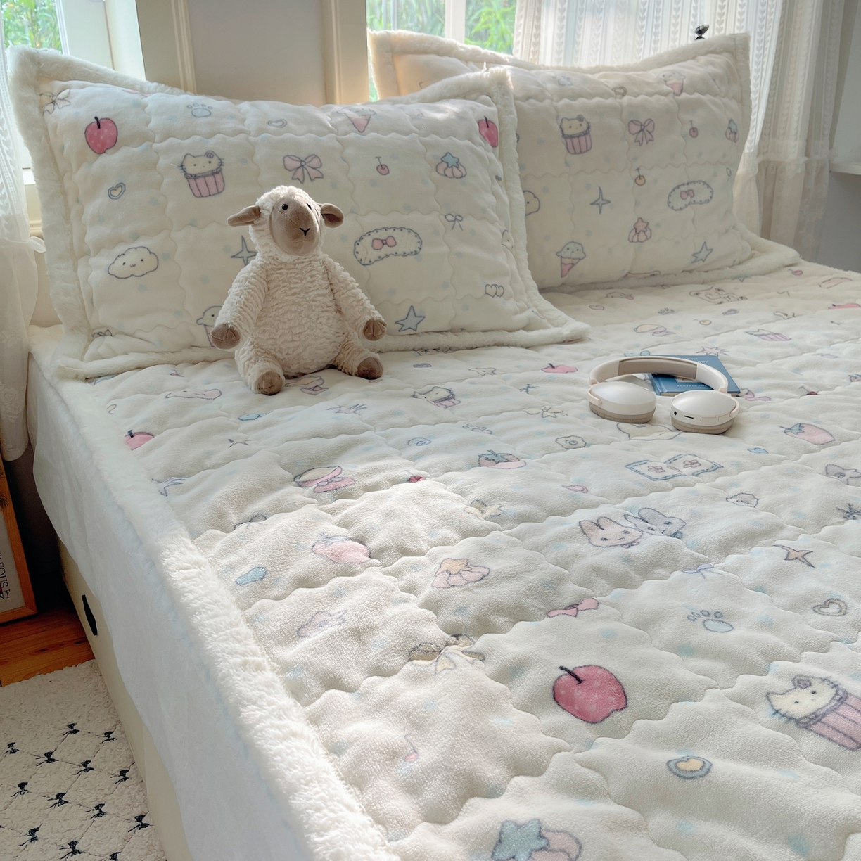 91家纺网 家纺一手货源 找家纺 红嘴企鹅 2025新款高克重牛奶绒印花床护垫床褥 小星甜心