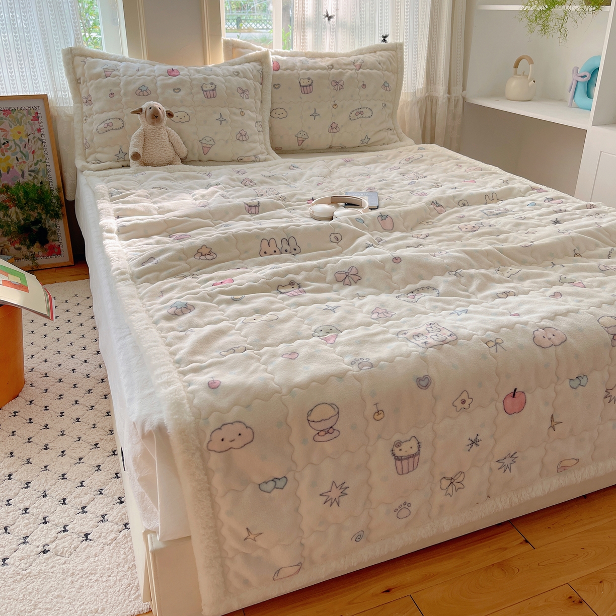 91家纺网 家纺一手货源 找家纺 红嘴企鹅 2025新款高克重牛奶绒印花床护垫床褥 小星甜心