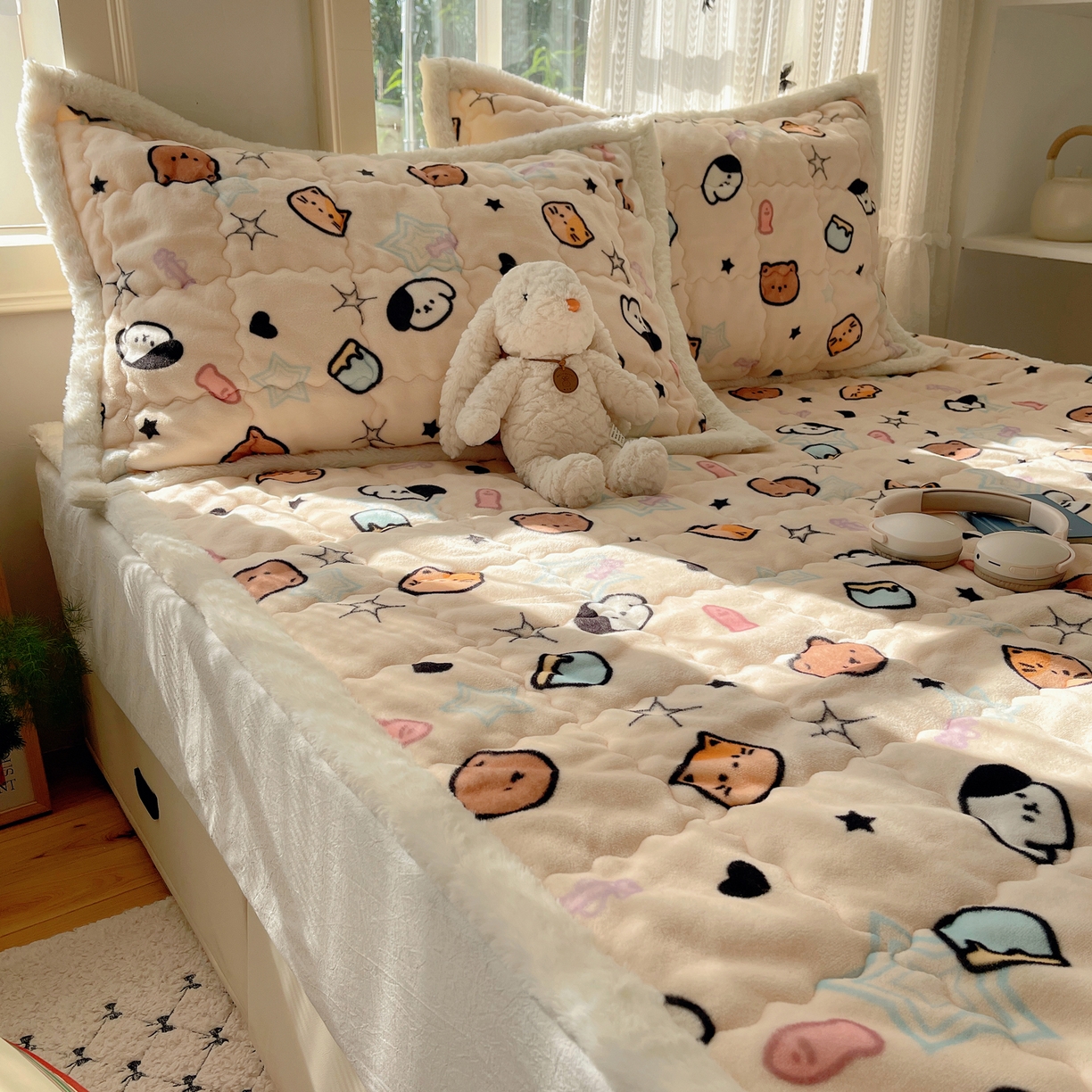 91家纺网 家纺一手货源 找家纺 红嘴企鹅 2025新款高克重牛奶绒印花床护垫床褥 星星乐园