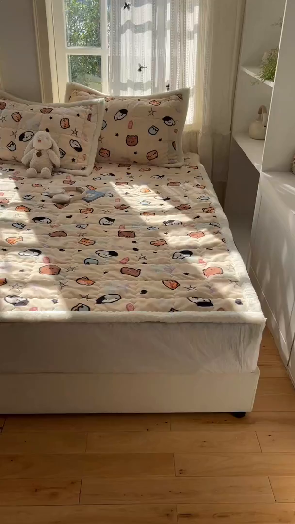 91家纺网 家纺一手货源 找家纺 红嘴企鹅 2025新款高克重牛奶绒印花床护垫床褥 星星乐园