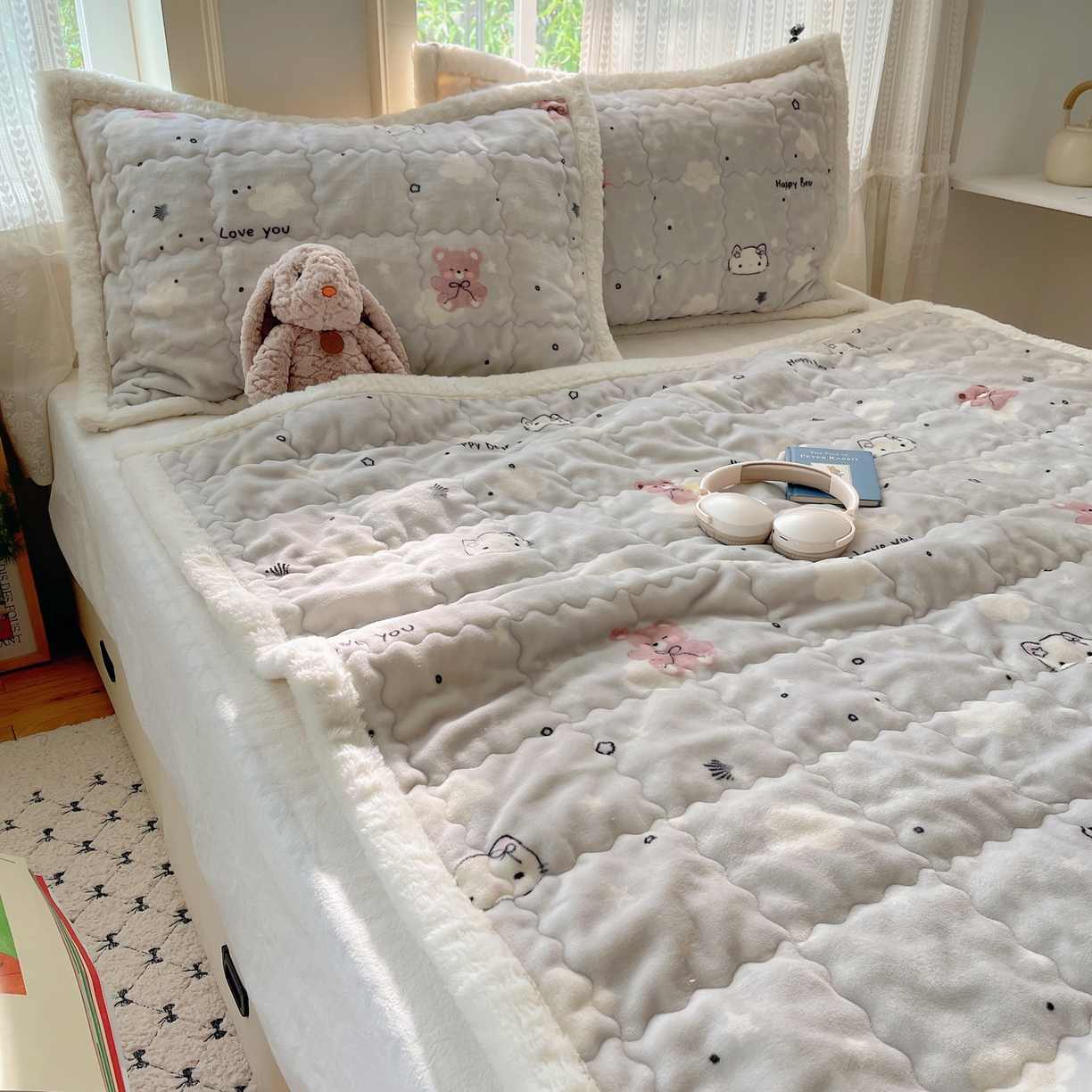 91家纺网 家纺一手货源 找家纺 红嘴企鹅 2025新款高克重牛奶绒印花床护垫床褥 星云小熊