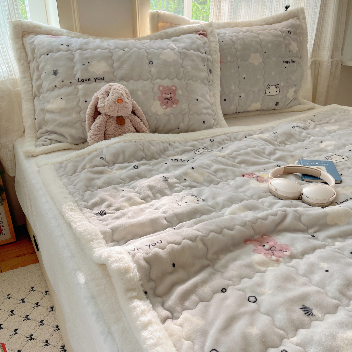 91家纺网 家纺一手货源 找家纺 红嘴企鹅 2025新款高克重牛奶绒印花床护垫床褥 星云小熊