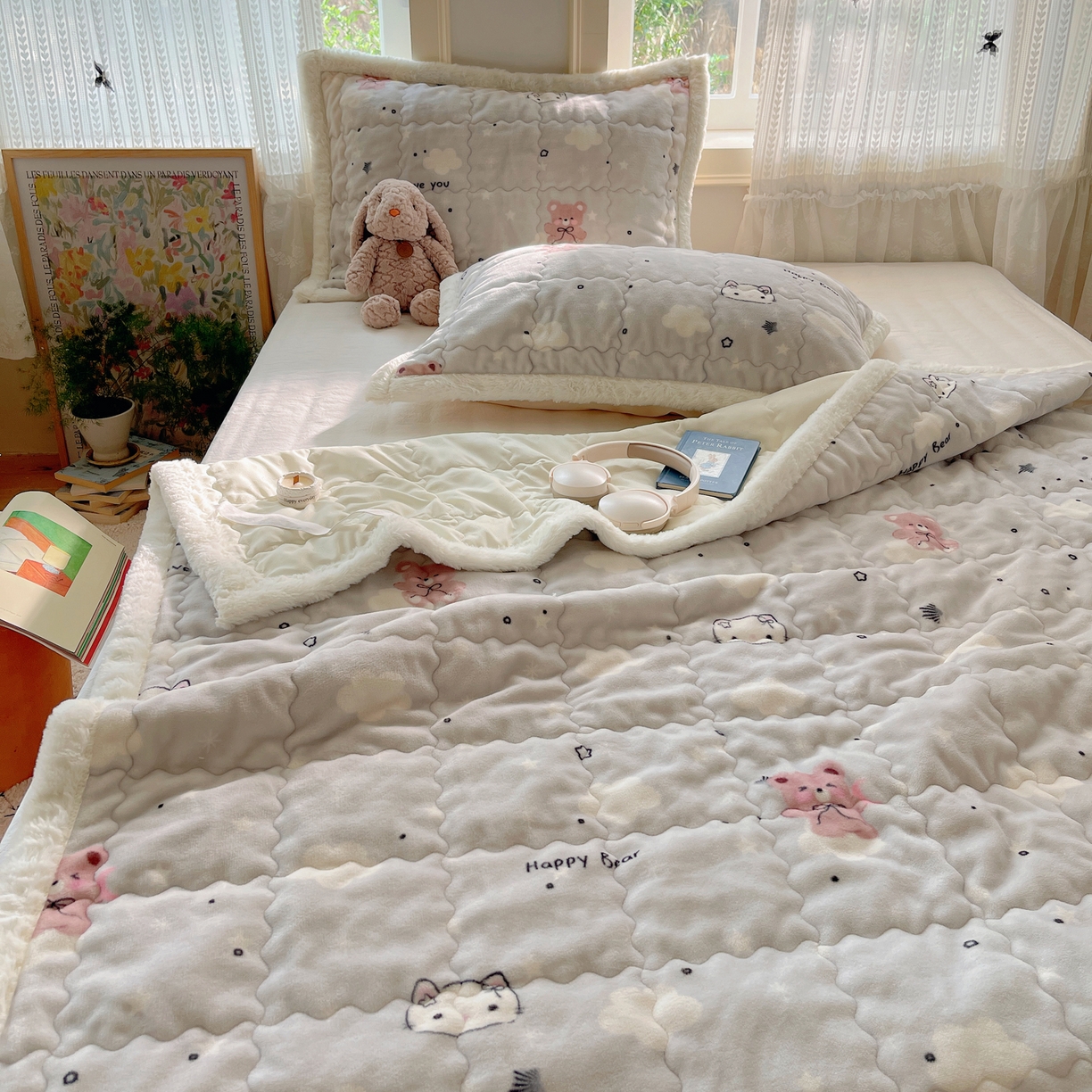 91家纺网 家纺一手货源 找家纺 红嘴企鹅 2025新款高克重牛奶绒印花床护垫床褥 星云小熊