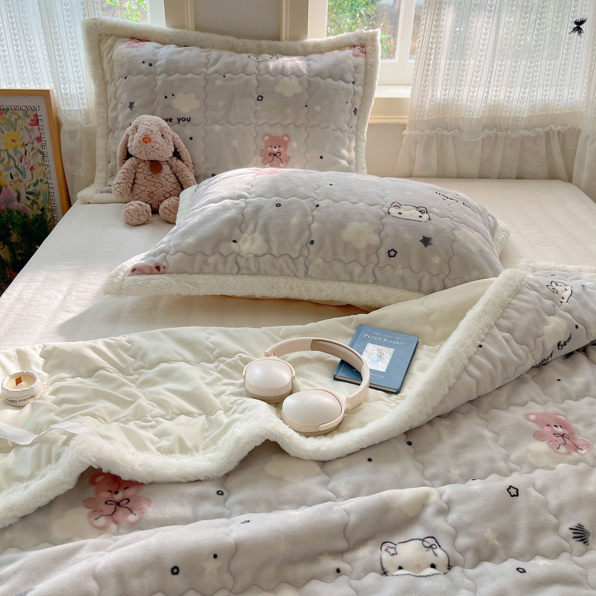 91家纺网 家纺一手货源 找家纺 红嘴企鹅 2025新款高克重牛奶绒印花床护垫床褥 星云小熊