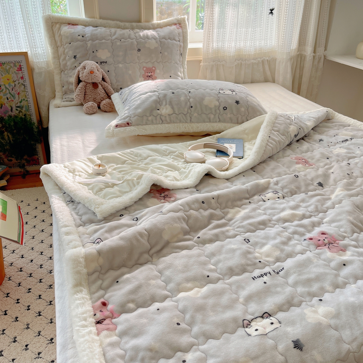 91家纺网 家纺一手货源 找家纺 红嘴企鹅 2025新款高克重牛奶绒印花床护垫床褥 星云小熊