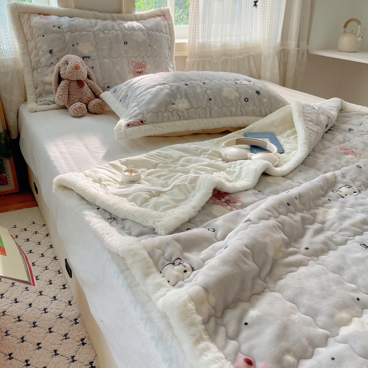 91家纺网 家纺一手货源 找家纺 红嘴企鹅 2025新款高克重牛奶绒印花床护垫床褥 星云小熊