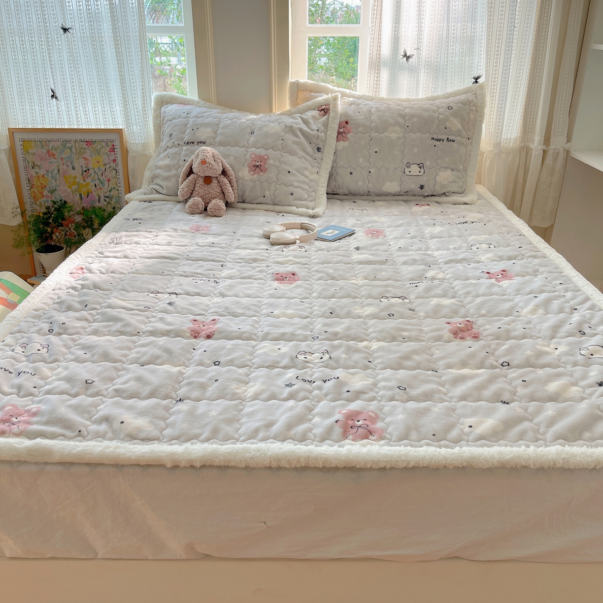 91家纺网 家纺一手货源 找家纺 红嘴企鹅 2025新款高克重牛奶绒印花床护垫床褥 星云小熊