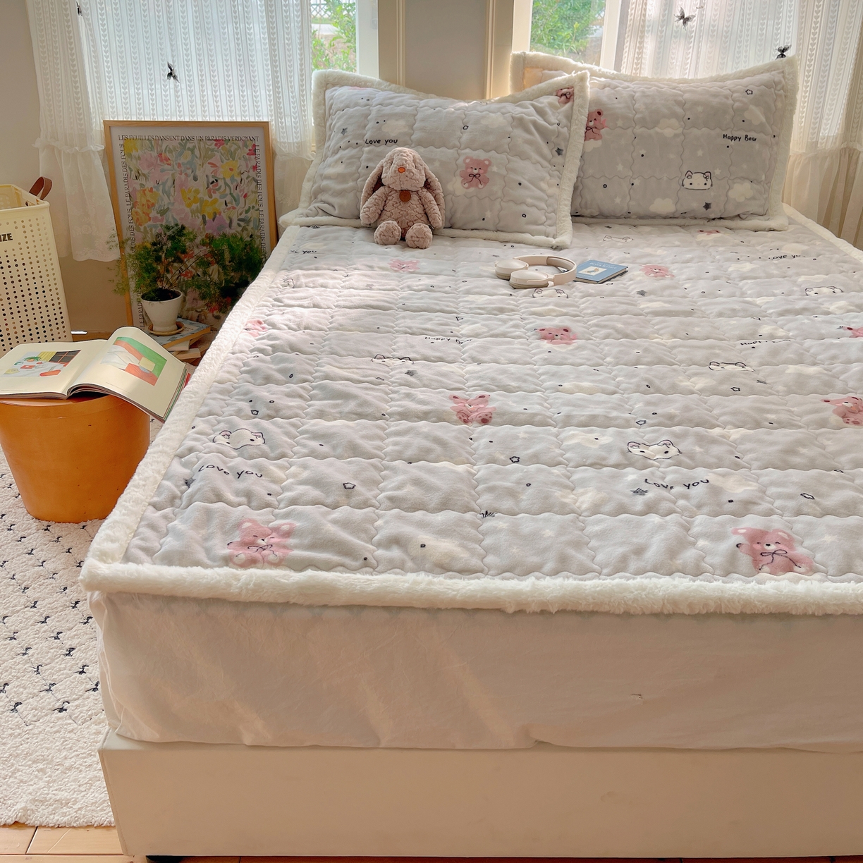 91家纺网 家纺一手货源 找家纺 红嘴企鹅 2025新款高克重牛奶绒印花床护垫床褥 星云小熊