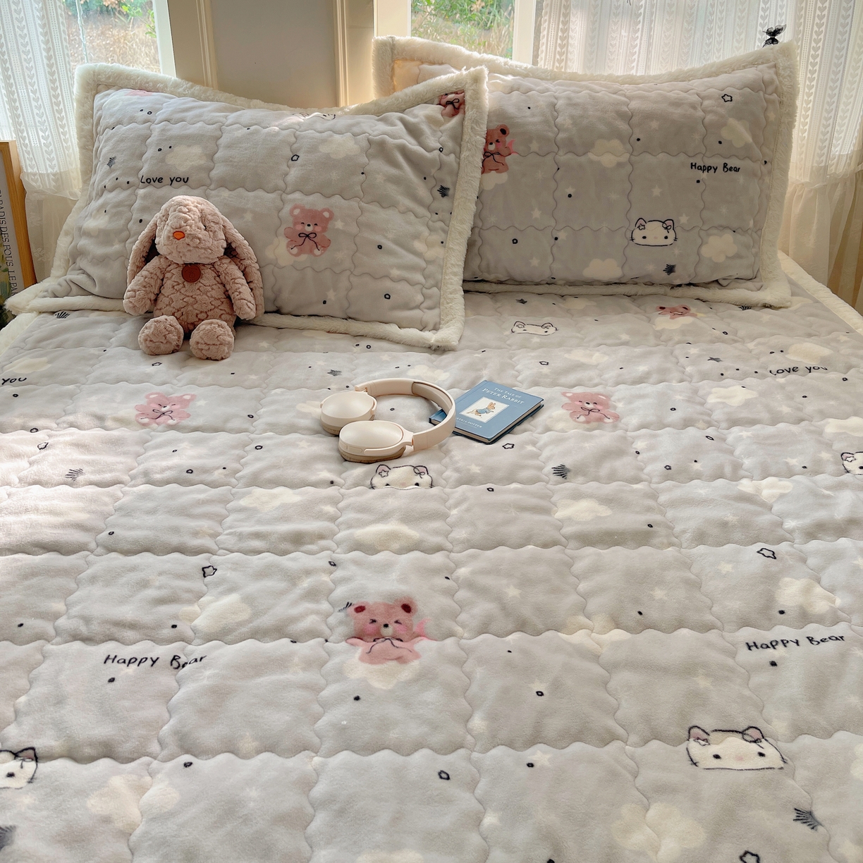 91家纺网 家纺一手货源 找家纺 红嘴企鹅 2025新款高克重牛奶绒印花床护垫床褥 星云小熊