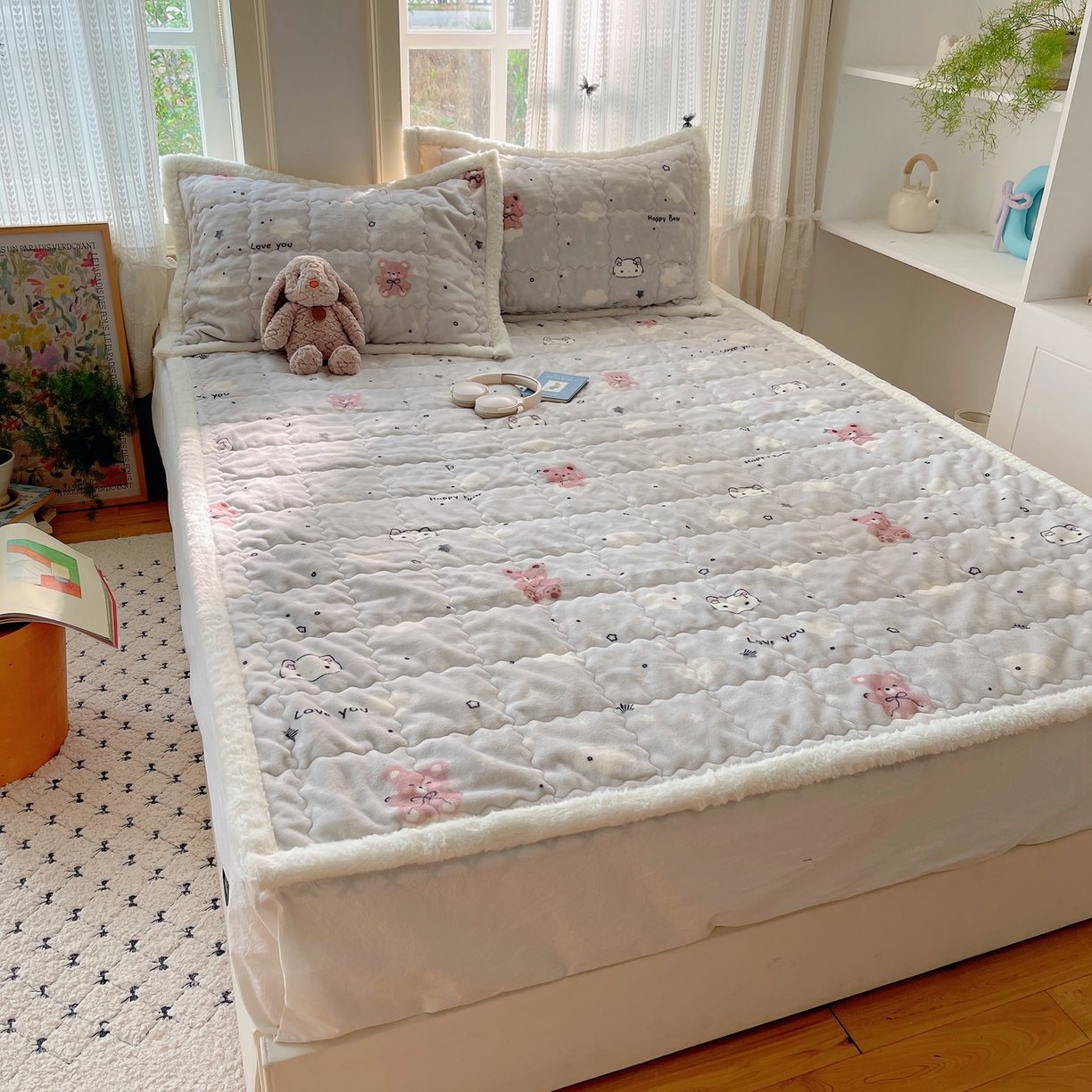 91家纺网 家纺一手货源 找家纺 红嘴企鹅 2025新款高克重牛奶绒印花床护垫床褥 星云小熊