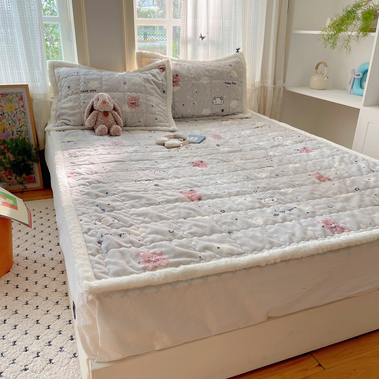 91家纺网 家纺一手货源 找家纺 红嘴企鹅 2025新款高克重牛奶绒印花床护垫床褥 星云小熊