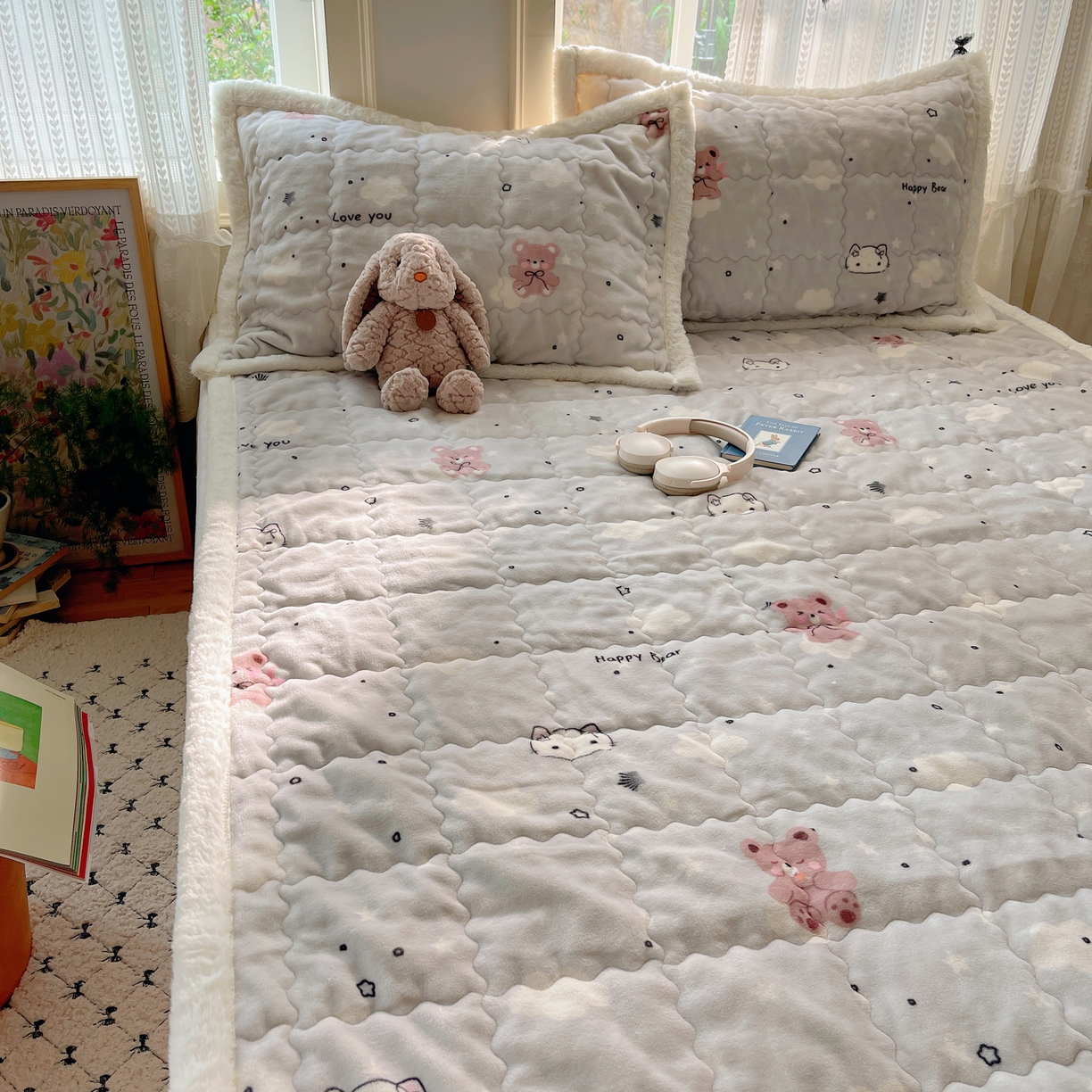 91家纺网 家纺一手货源 找家纺 红嘴企鹅 2025新款高克重牛奶绒印花床护垫床褥 星云小熊