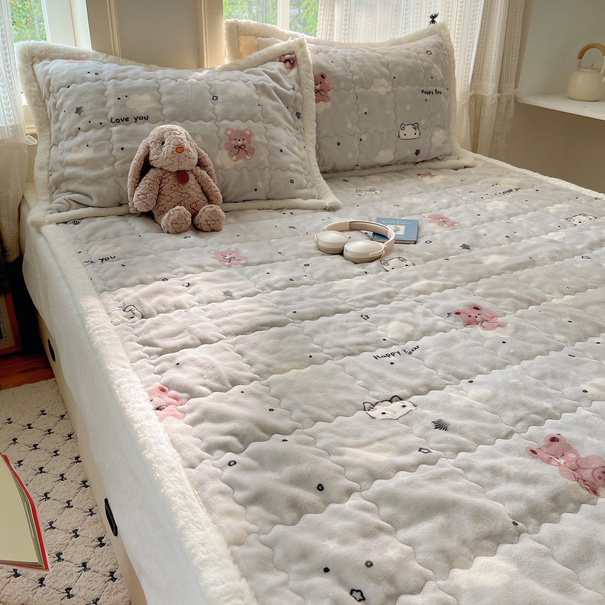 91家纺网 家纺一手货源 找家纺 红嘴企鹅 2025新款高克重牛奶绒印花床护垫床褥 星云小熊