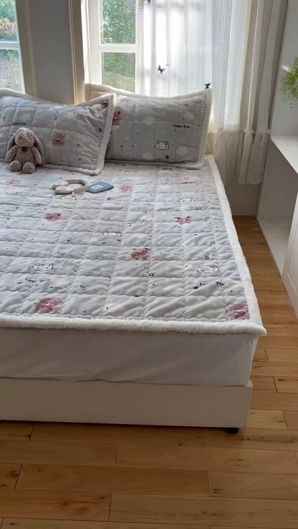 91家纺网 家纺一手货源 找家纺 红嘴企鹅 2025新款高克重牛奶绒印花床护垫床褥 星云小熊