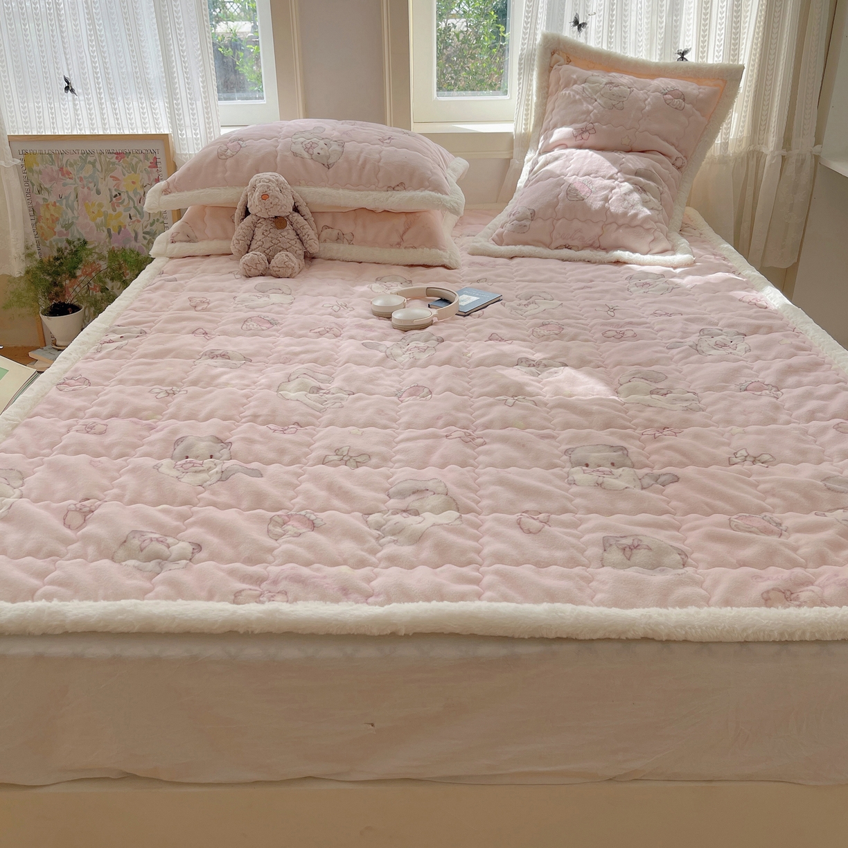 91家纺网 家纺一手货源 找家纺 红嘴企鹅 2025新款高克重牛奶绒印花床护垫床褥 羞羞猫