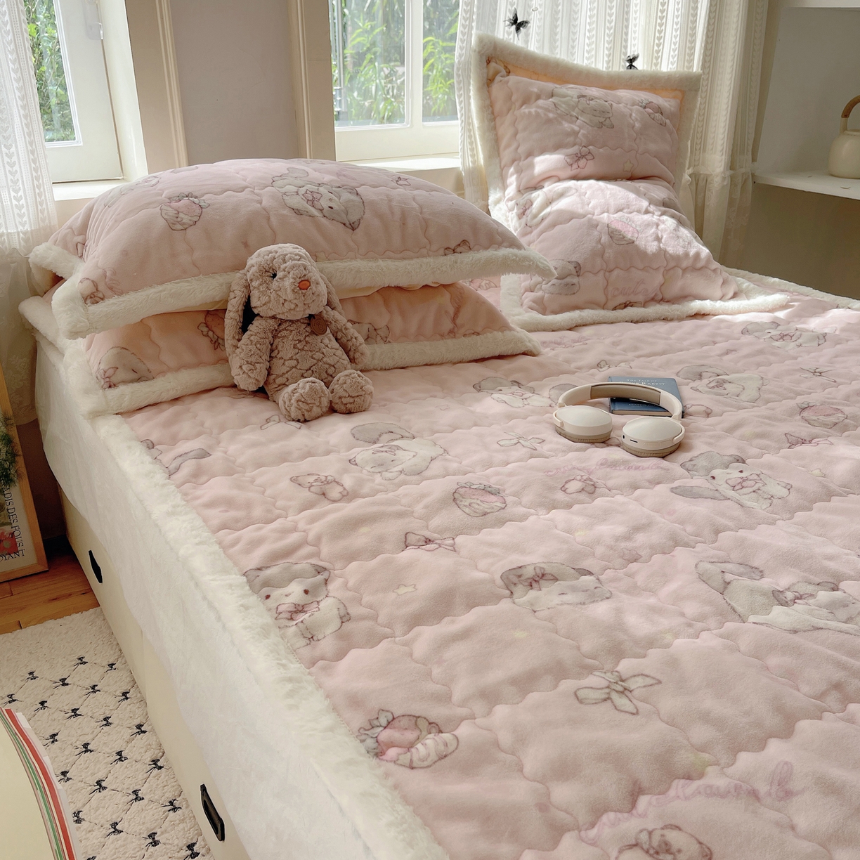 91家纺网 家纺一手货源 找家纺 红嘴企鹅 2025新款高克重牛奶绒印花床护垫床褥 羞羞猫