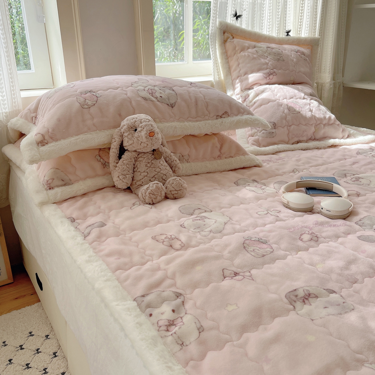 91家纺网 家纺一手货源 找家纺 红嘴企鹅 2025新款高克重牛奶绒印花床护垫床褥 羞羞猫