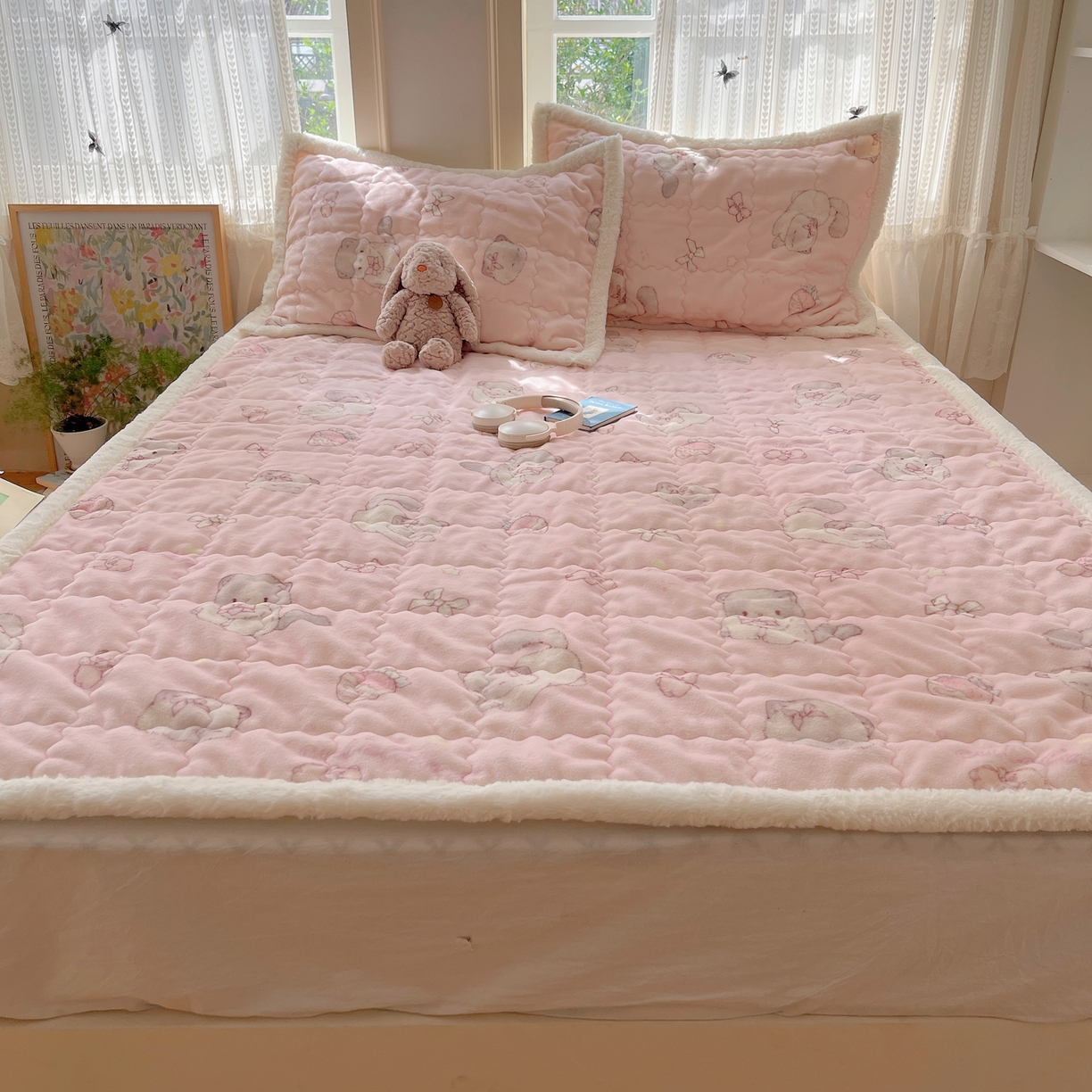 91家纺网 家纺一手货源 找家纺 红嘴企鹅 2025新款高克重牛奶绒印花床护垫床褥 羞羞猫