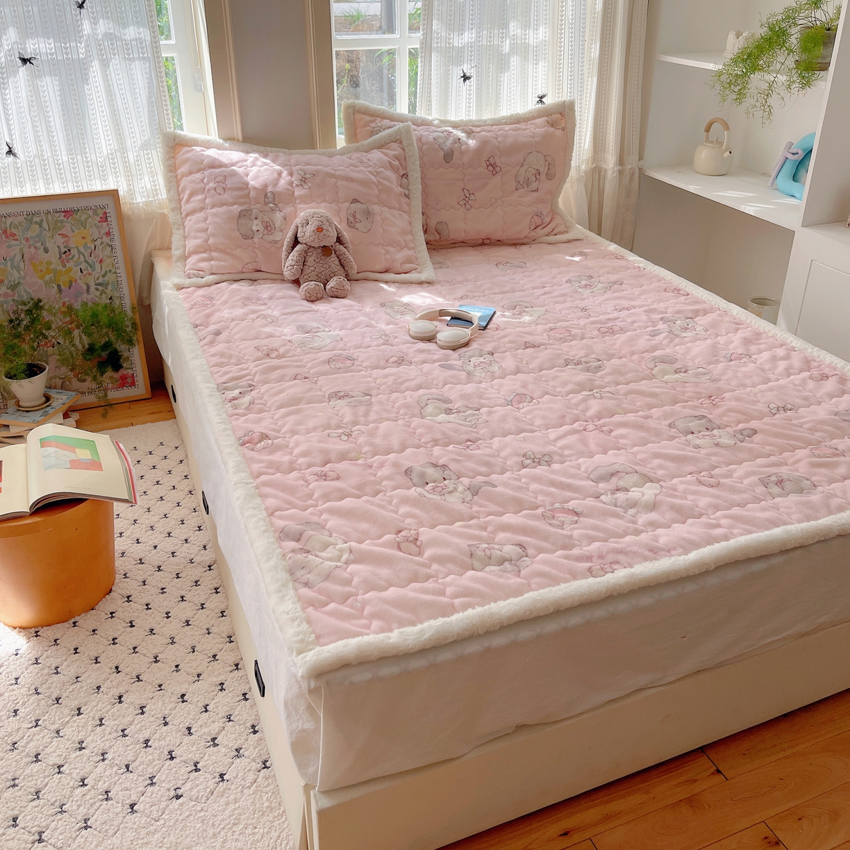 91家纺网 家纺一手货源 找家纺 红嘴企鹅 2025新款高克重牛奶绒印花床护垫床褥 羞羞猫