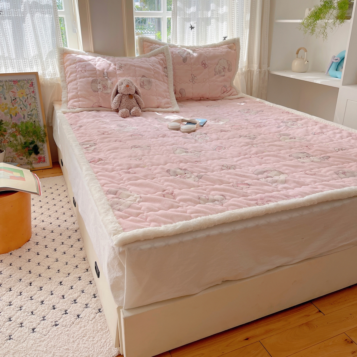 91家纺网 家纺一手货源 找家纺 红嘴企鹅 2025新款高克重牛奶绒印花床护垫床褥 羞羞猫