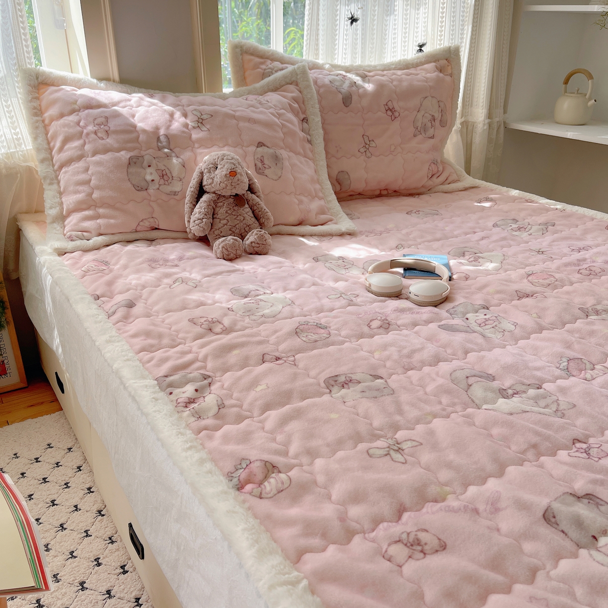 91家纺网 家纺一手货源 找家纺 红嘴企鹅 2025新款高克重牛奶绒印花床护垫床褥 羞羞猫