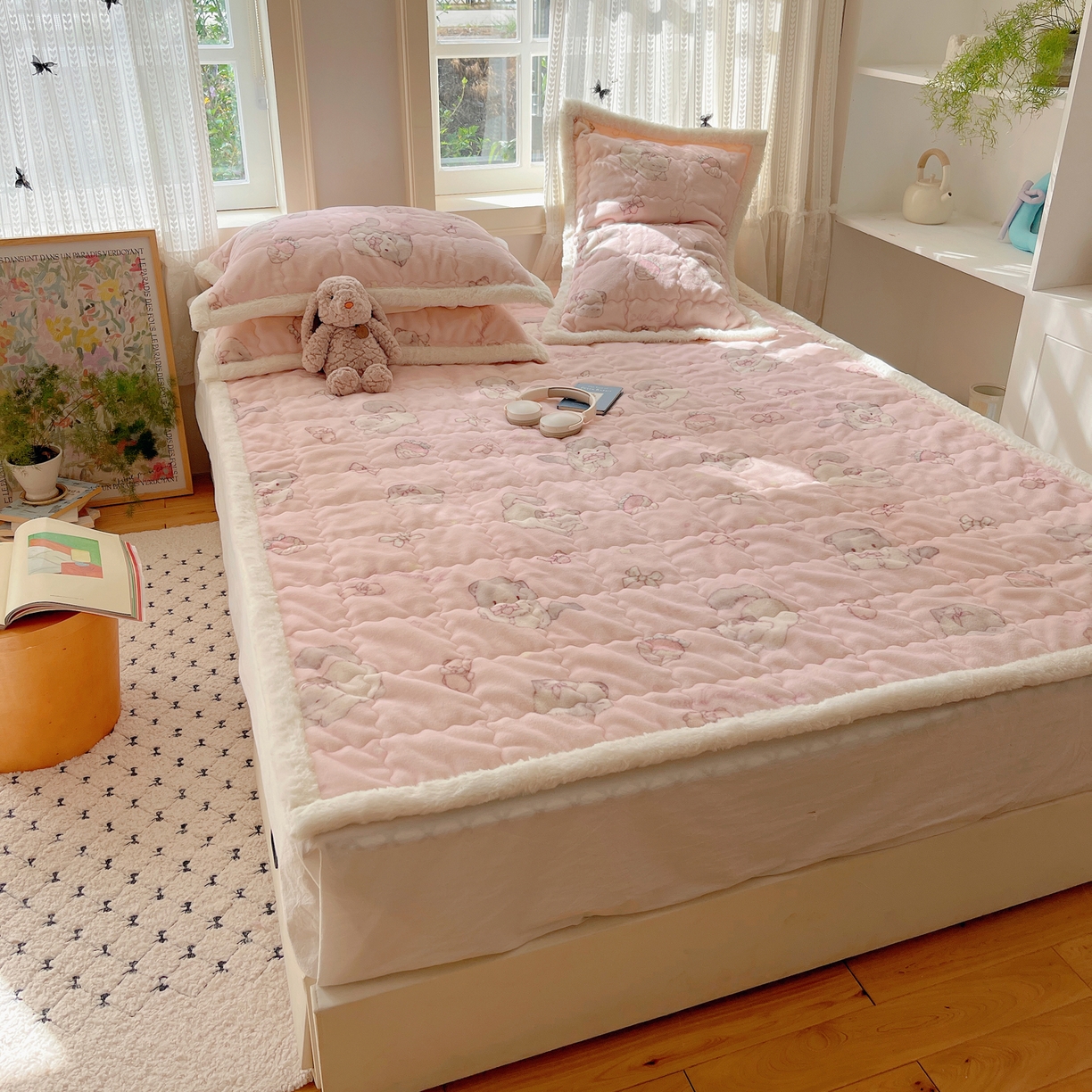 91家纺网 家纺一手货源 找家纺 红嘴企鹅 2025新款高克重牛奶绒印花床护垫床褥 羞羞猫