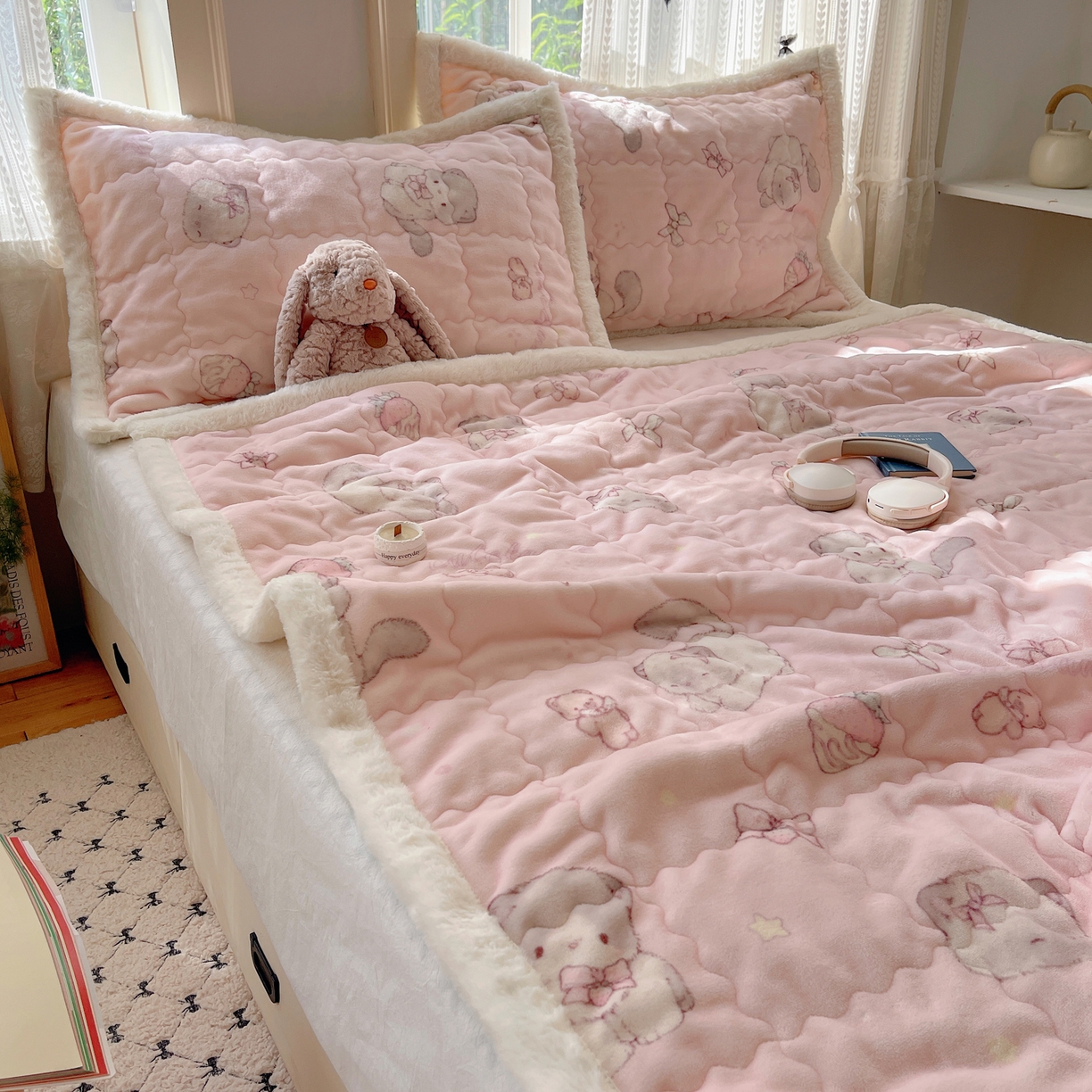 91家纺网 家纺一手货源 找家纺 红嘴企鹅 2025新款高克重牛奶绒印花床护垫床褥 羞羞猫