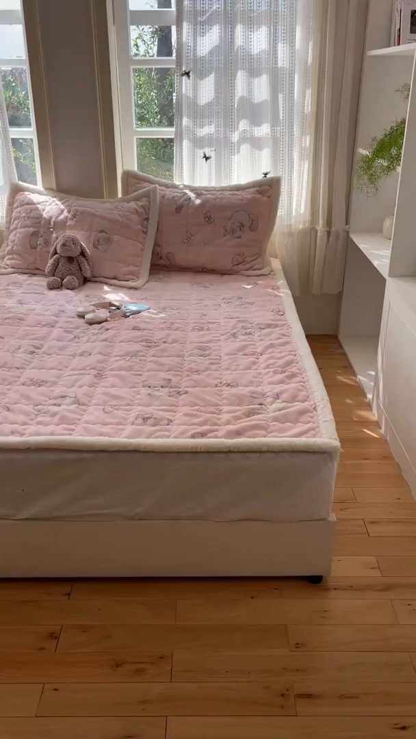 91家纺网 家纺一手货源 找家纺 红嘴企鹅 2025新款高克重牛奶绒印花床护垫床褥 羞羞猫