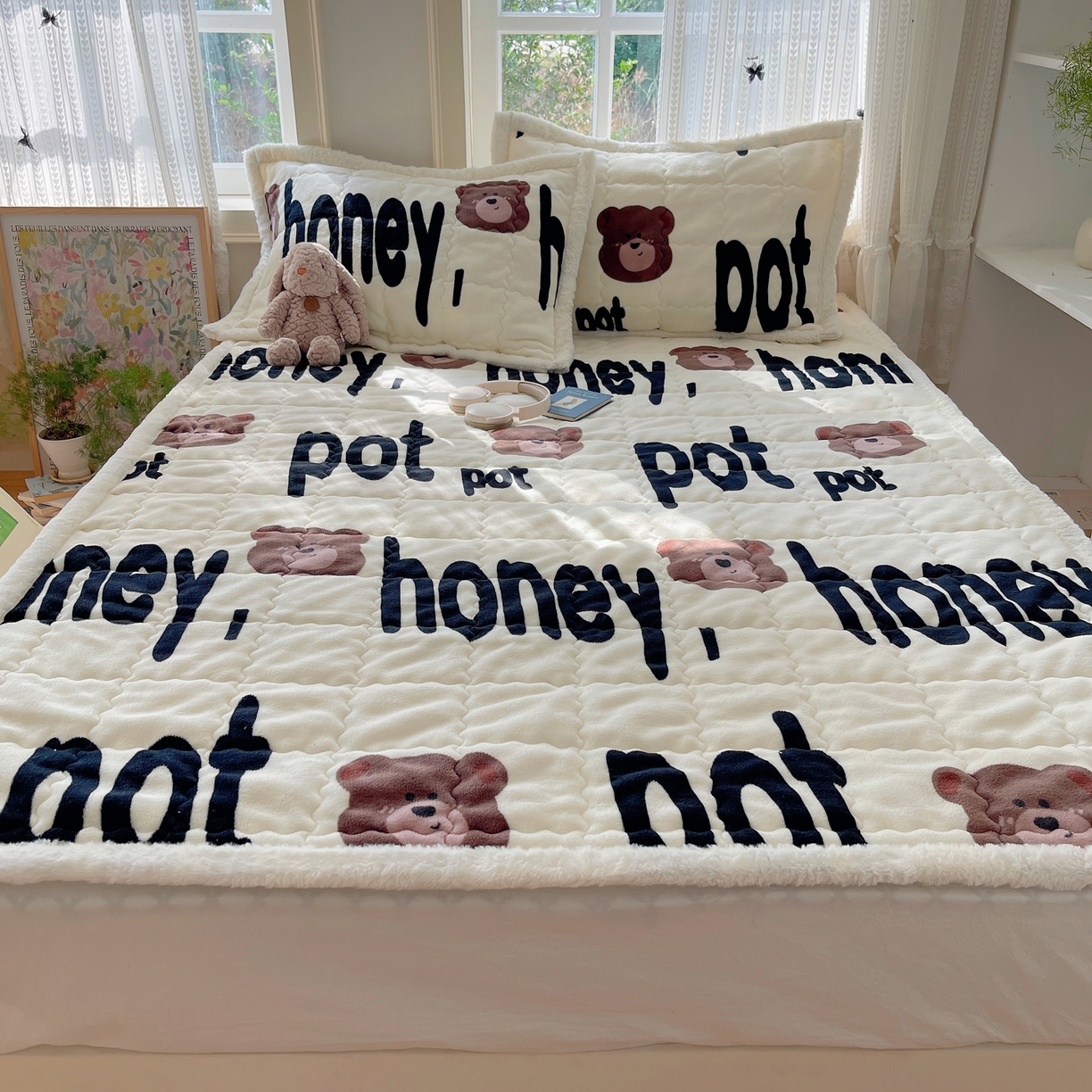 91家纺网 家纺一手货源 找家纺 红嘴企鹅 2025新款高克重牛奶绒印花床护垫床褥 字母熊